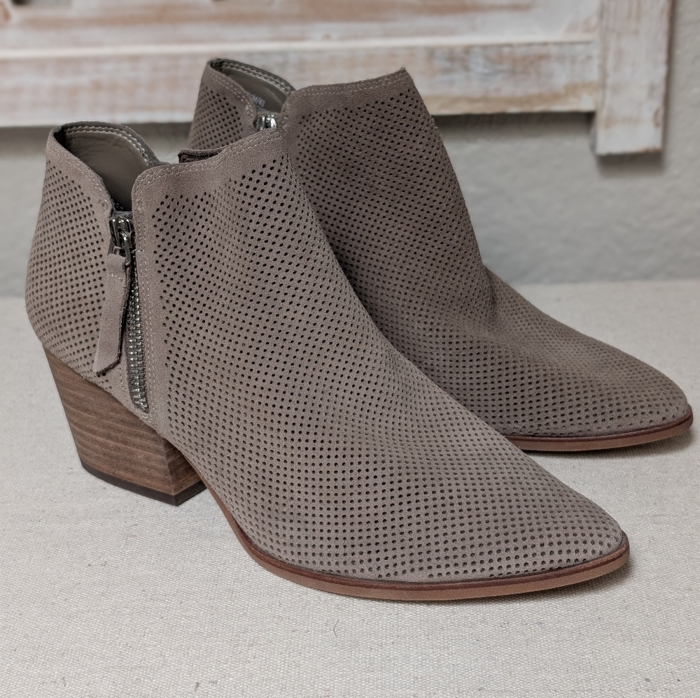 NWOT Vince Camuto booties pointed toe taupe leather chunky heel mesh size 9.5